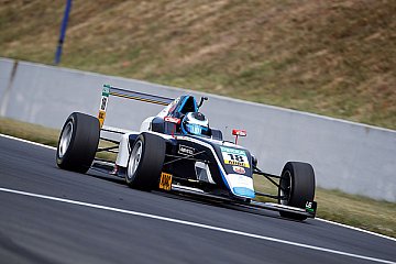ADAC Formel 4: Erste Bestzeit für Julian Hanses
