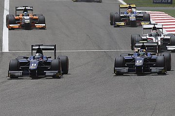 Sam Bird (#11) und Tom Dillmann in der GP2-Series in Bahrain - Foto: GP2