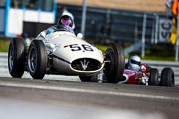 Die britische HGPCA repräsentiert die Vor- und Frühgeschichte der Formel-1-WM. Im Feld der historischen Grand-Prix-Fahrzeuge können Besucher die Evolution von den Front- zu den Mittelmotor-Monoposti live nachvollziehen - Foto: OGP / Gruppe C