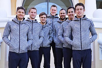 Alle sechs Mercedes-AMG DTM-Fahrer sowie Test- und Ersatzfahrer Maximilian Günther - Foto: Daimler