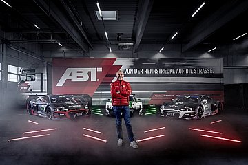 Harry Unflath, Sportmarketing-Chef von ABT Sportsline, mit den Fahrzeugen für die Saison 2021 - Foto: ABT