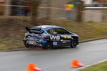 Carsten Mohe und Beifahrer Alexander Hirsch feiern Klassensieg