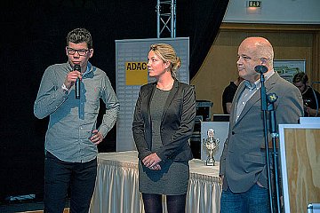 Landwehr mit Serienkoordinatorin Katharina Brüggmann und dem Wagenreferenten des ADAC Weser-Ems, Andreas von der Haar, bei der Jahressiegerehrung des Bördesprints - Foto: DTC