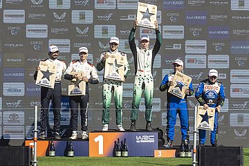 Das Podium der WRC2 Challenger mit den Skoda Teams Nikolay Gryazin/Konstantin Aleksandrov (mitte) und Jorge Martínez Fontena/Rubén García (r.) - Foto: obs/Skoda