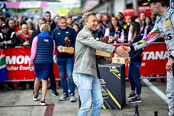 Der ehemalige Ski-Star Hans Knauß überreichte Laurin Heinrich den Pokal - Foto: ADAC