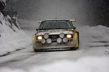 Stig Blomqvist, Rallye-Weltmeister von 1984, ist im leistungsstärksten Rallyeauto aller Zeiten, einem über 560 PS starken Audi Sport quattro S1, zu sehen - Foto: GP Ice Race