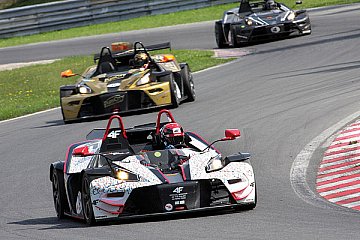  Supersportwagen im Zweikampf