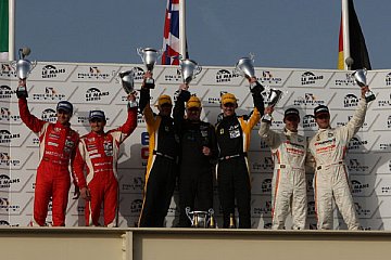 Allan Simonsen und Dominik Farnbacher (ganz rechts) auf dem Podest in Frankreich (Foto: Hans Werner Kaufmann)