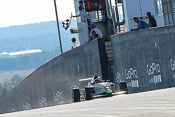 Marvin Dienst gewinnt Rennen 1 auf dem Sachsenring