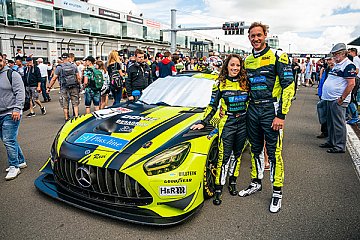 Schreiner und Terting freuen sich über ihren gelungenen Einstand auf der Nordschleife im Mercedes-AMG GT3