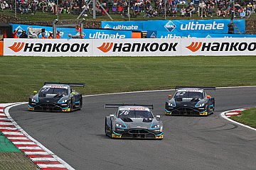 Zwei Aston Martin Vantage DTM beim Heimrennen in den Top-Ten