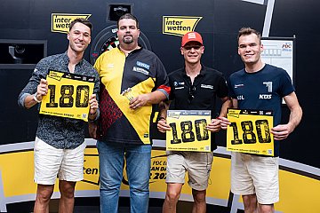 Kelvin van der Linde, Gabriel Clemens, Sheldon van der Linde und Laurin Heinrich (l-r) bei den German Darts Open in Jena - Foto: ADAC