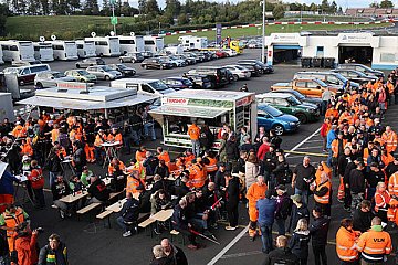 VLN bedankt sich mit Fest bei Sportwarten der Streckensicherung