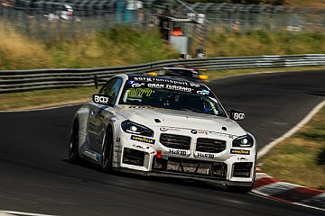 Gina Jobes mit Olivier Olthof, Daniel Alger und Andreas Mayrl im BMW M2 - Foto: 1Vier.com