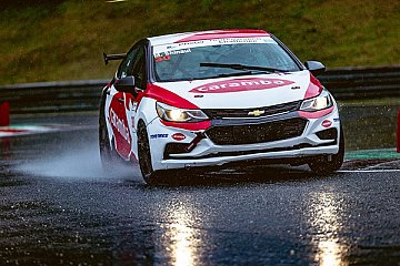 Auch Starkregen kann Marcalis Shinaul im neuen Cruze Turbo Rennwagen nicht stoppen - Foto: Pfister-Racing GmbH
