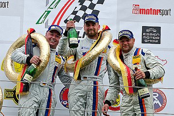 Das Team – Thomas Gerling, Harald Hennes und Teamchef Thomas Kappeler – auf dem Podium - Foto: Daniel Peter/cardocs-fotos.de