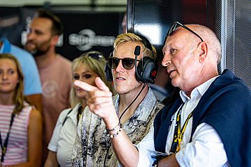 Bundesliga-Profi Xaver Schlager verfolgte die DTM in der Box von Abt Sportsline - Foto: ADAC