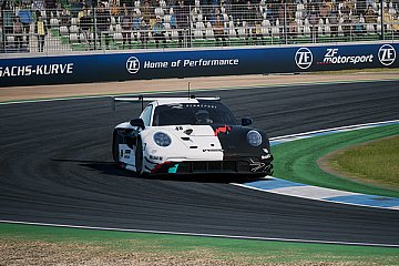 Das Porsche Coanda Esports Racing Team unterwegs in Hockenheim mit dem Porsche 911 GT3 R und den Piloten Mack Bakkum, Mitchell deJong, Joshua Rogers und Dayne Warren - Foto: Porsche