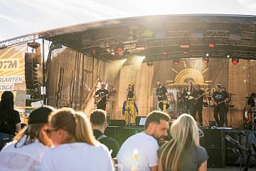 Zwei Abende, eine Bühne, jede Menge Partystimmung: The Yellow Tones rockten Freitag und Samstag die DTM Biergarten Stage. Mit aktuellen Hits und Oldies begeisterte die Top-40-Band des ADAC die Motorsport-Fans. Gitarrist Dr. Dieter Nirschl (Vorstand Mitgliedschaft, Tourismus und Verkehr des ADAC e.V.) war von der Atmosphäre beeindruckt - Foto: ADAC