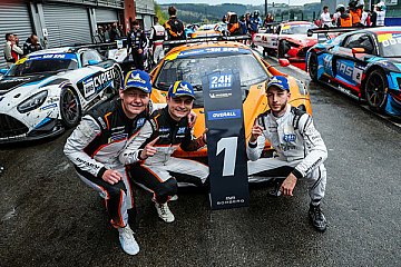 Salman Owega mit seinen Teamkollegen Freddie Tomlinson und Harry George - Foto: Creventic