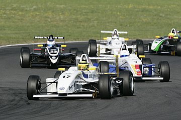 Trotz schwieriger Rennverläufe hatte Formel ADAC-Tabellenführer Pascal Wehrlein das glückliche Ende für sich