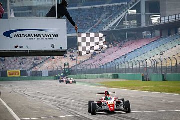 Zieleinfahrt zum Titel: Juri Vips sicherte sich mit Rang drei im letzten Rennen die Meisterschaft in der ADAC Formel 4 