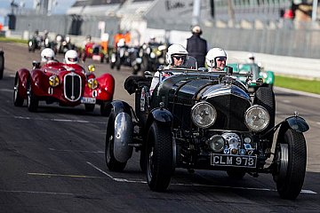 Vorkriegs-Rennwagen auf dem Nürburgring – das ist eine Zeitreise zurück in die Gründertage der Strecke. Ohne sportliche Wertung aber mit großem Motorsport-Herz zeigten die Teilnehmer der Vintage Nürburgring, was in diesen Autos noch steckt - Foto: Gruppe C / OGP