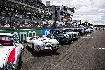 In sechs Kategorien starten Autos und Fahrer bei der Klassikerveranstaltung zu je drei Rennen, darunter Läufe bei Nacht und am frühen Morgen. Beim Abschlussrennen am Sonntag erleben die Zuschauer den klassischen Le Mans-Start, bei dem die Fahrer über die Start-/Zielgerade zu ihren Fahrzeugen laufen - Foto: obs/Skoda