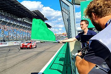 Kevin Siggy: Freigabe der DTM Trophy zur Formationsrunde mit der Grünen Flagge - Foto: DTM
