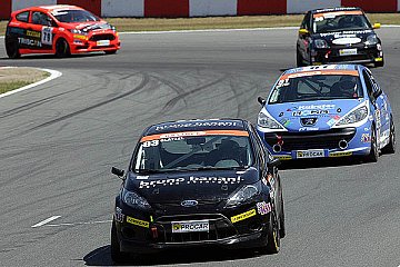 Ralf Glatzel vor Matthias Meyer, Dominique Schaak und Ronny Reinsberger - Foto: ADAC Procar