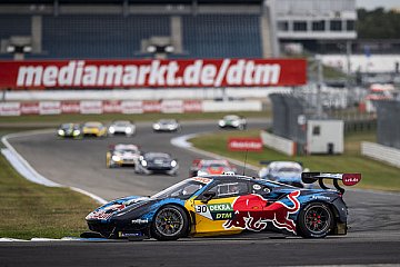 Furioses Finale am Norisring: Liam Lawson (NZL) im Red Bull Ferrari mit den größten Chancen - Foto: DTM