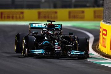 Action in Saudi-Arabien: Hamilton ringt Verstappen nieder