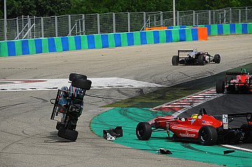 Chrash in Rennen 1 - Foto: Speedy