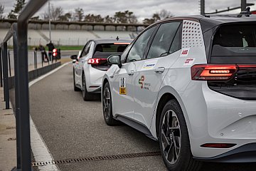 Die zwei VW ID3 mit der #18 und #19 belegen bei der 24h-ecompetition Platz 4 und 6 - Foto: Schaeffler Paravan