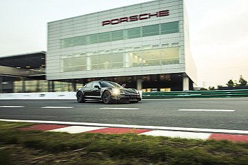 Porsche Carrera Cup Asia-Pilot Li Chao testet einen Taycan-Prototyp im PEC Shanghai im Rahmen des Triple Demo Run - Foto: Porsche