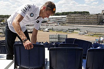 Sitzmontage für die Zuschauer - Foto: BMW