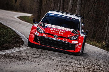 Toyota vor Asphalt Härtetest in Kroatien