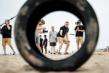 Beim Frisbee-Wurf durch einen Pirelli-Rennreifen zeigte sich Tim Heinemann treffsicher - Foto: ADAC