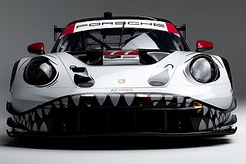 Laurin Heinrich schaut beim IMSA-Finale auf den Siegerpokal