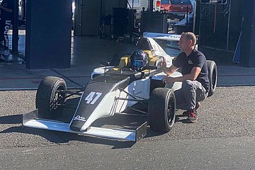 Jan Alessio Stutz überzeugt beim Formel-4-Debüt in Most
