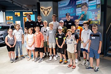 Für Lokalmatador Marco Wittmann, Lamborghini-Pilot Luca Engstler und Porsche-Fahrer Ricardo Feller begann das Rennwochenende in Nürnberg bereits am Dienstag. Das DTM-Trio stellte sich bei einer Kinder-PK in der Cupra Garage Nürnberg den Fragen der Nachwuchs-Journalisten. Die Kids-Reporter konnten sich im Vorfeld beim Radiosender 98.6 Charivari bewerben und hatten nicht nur spannende Fragen zum Motorsport, sondern wollten von den Fahrern auch Dinge abseits der Rennstrecke erfahren - Foto: ADAC
