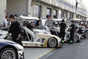 Volles Starterfeld, volle Boxengasse: Beim Saisonauftakt starten 40 Autos 