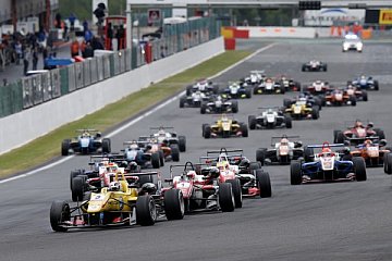 Charles Leclerc entscheidet spannenden Dreikampf
