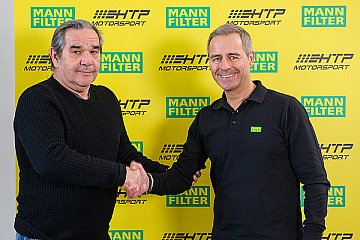 Norbert Brückner (Teamchef von HTP Motorsport) und Jörg Engels (MANN-FILTER) besiegeln offiziell die Motorsport-Kooperation - Foto: HTP