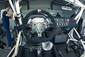 So sieht der Pilot sein Cockpit. Unten gut zu erkennen: die Schalen für Zanardis Oberschenkel. - Foto: BMW