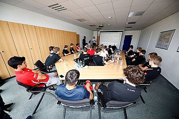 Aufgepasst: Die ADAC Formel 4-Piloten drücken die Schulbank in Oschersleben - Foto: ADAC