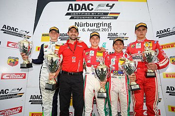 Der Neuseeländer gewinnt vor Julian Hanses (li.), daneben freut sich Enzo Fittipaldi über sein erstes Podium (2. v.r.) - Foto: ADAC Formel 4