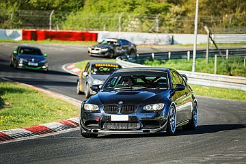 Freie Fahrt für Petrolheads: Bei den Touristenfahrten haben Besucher die Möglichkeit, mit dem eigenen Fahrzeug die Nordschleife selbst zu erleben - Foto: Racetracker/Gold