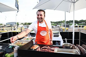 Kochlöffel statt Boxengasse: Sternekoch Ali Güngörms; sah als Gast von Schaeffler bei seinem DTM-Besuch weniger vom Renngeschehen, sondern wurde selbst aktiv. Der 49-Jährige verwöhnte die Gäste der DTM am Samstagabend beim Live-Cooking mit gegrillten Köstlichkeiten und raffinierten Beilagen - Foto: ADAC