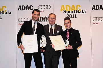 ADAC Präsident Peter Meyer (mitte) mit Martin Tomcyzk (ADAC Motorsportler des Jahres) und Luca Amato (ADAC Junior-Motorsportler des Jahres)